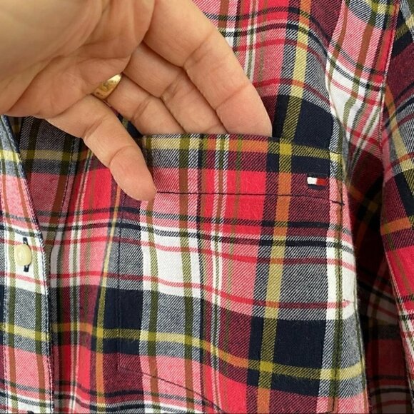 Tommy Hilfiger plaid button down shirt with roll tab sleeves in 💯  cotton - Picture 7 of 12